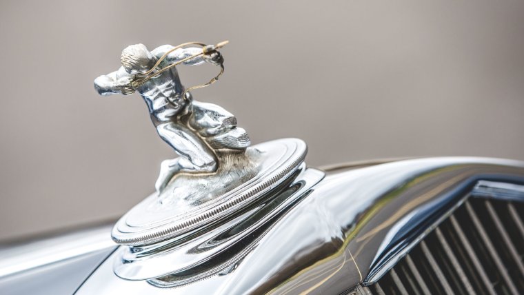 Крайслер Империал на капот