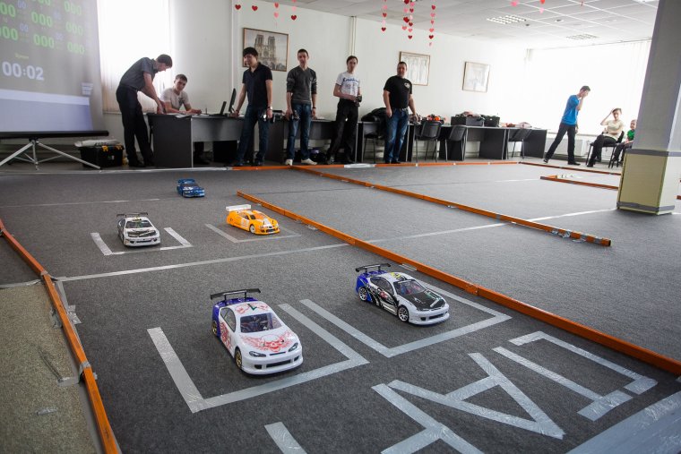 Гонки на радиоуправляемых машинках