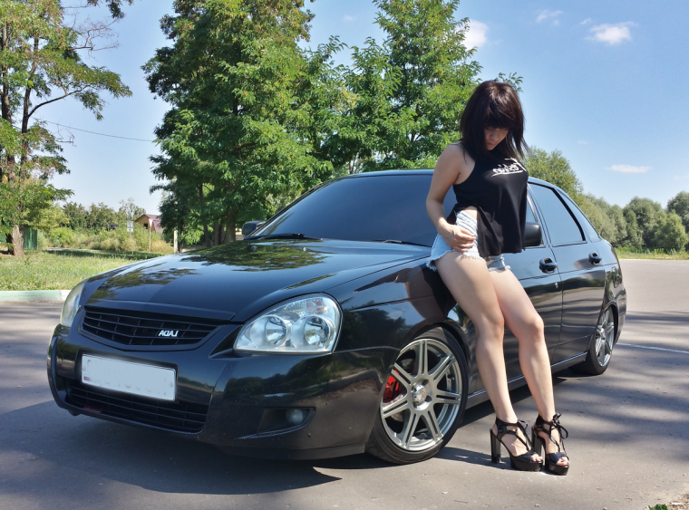 Приора хэтчбек и девушка