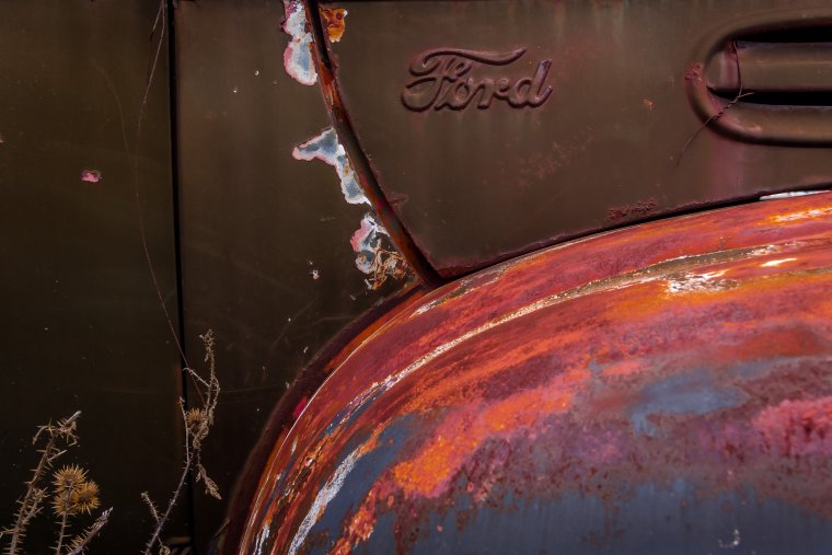 Ржавчина на темной машине