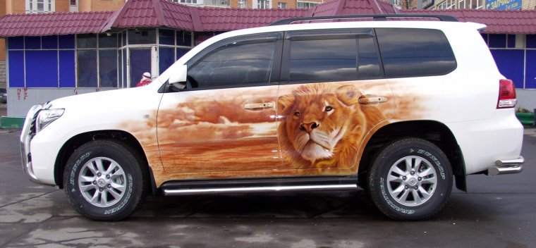 Лев в машине