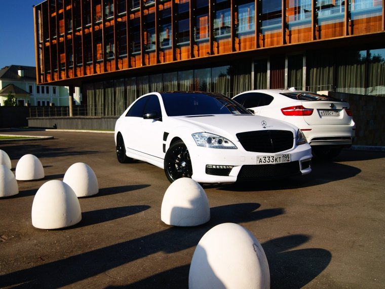 Белая БМВ И Мерседес