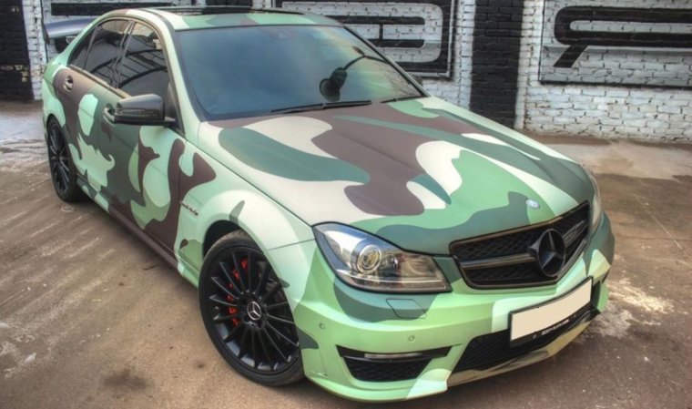 Mercedes-Benz c63 в камуфляже складской