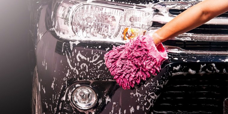 Красивая машина на мойке