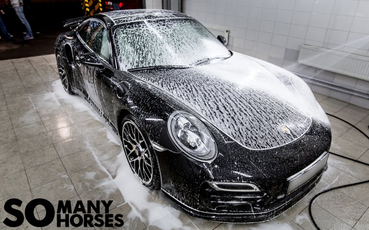 Красивая машина на мойке