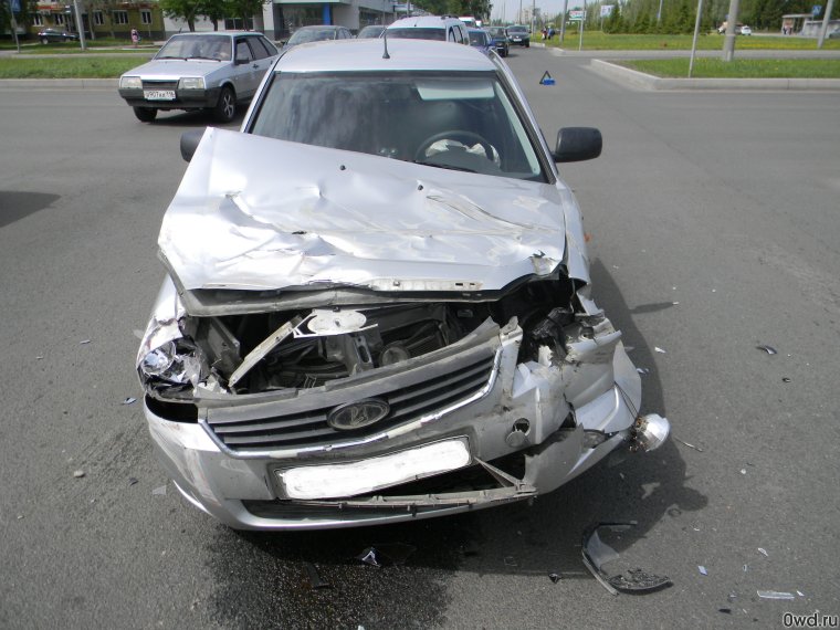 Битая серебристая Приора