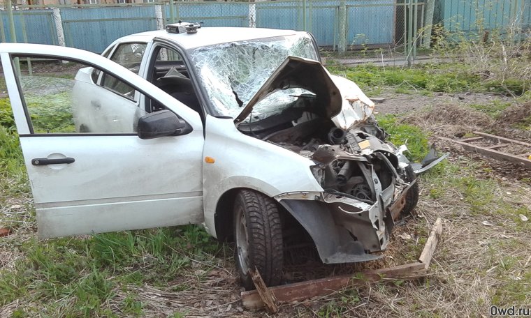 Битая Лада Гранта белая