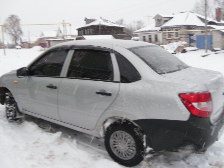 Лада Гранта 2010 белая с черным бампером