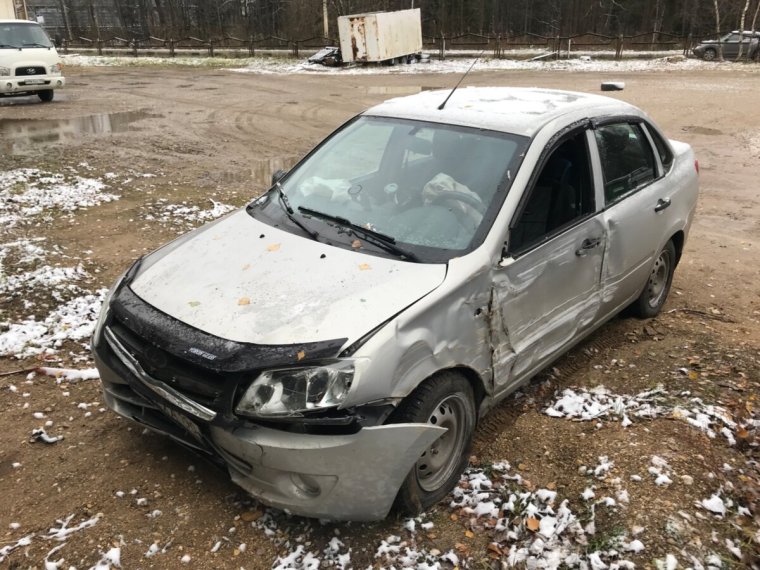 Лада Гранта битая серебристая