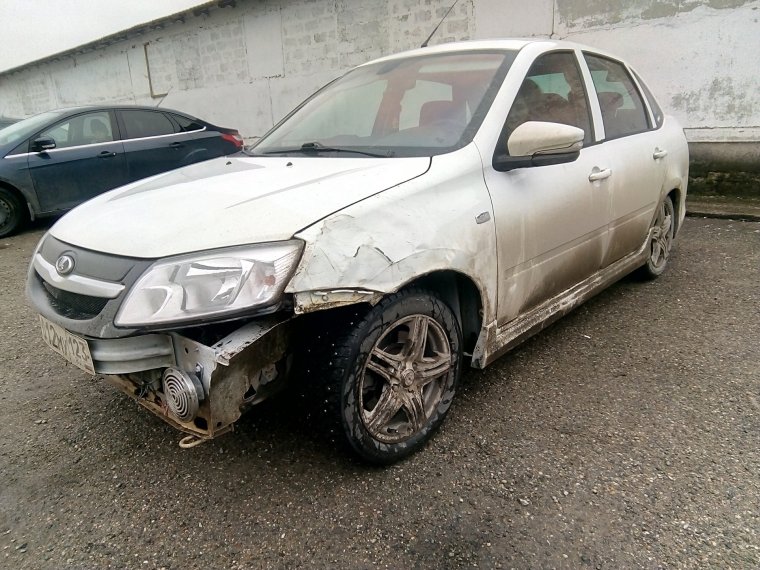 Разбитая Лада Гранта лифтбек