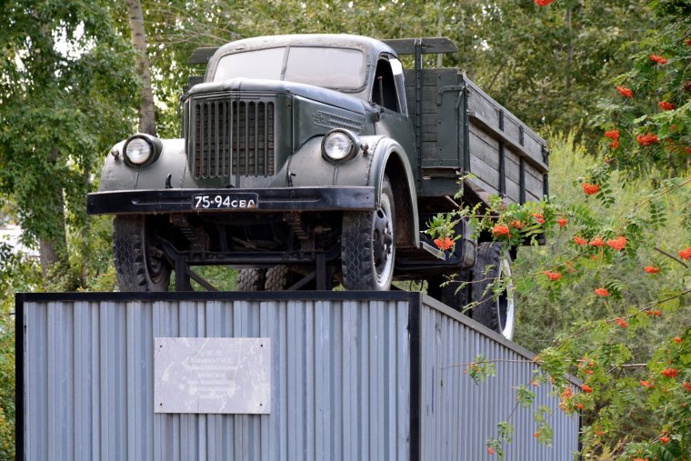 Памятник автомобилю Урал