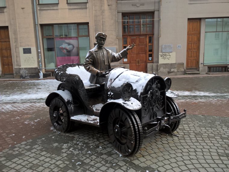 Киров памятники машины