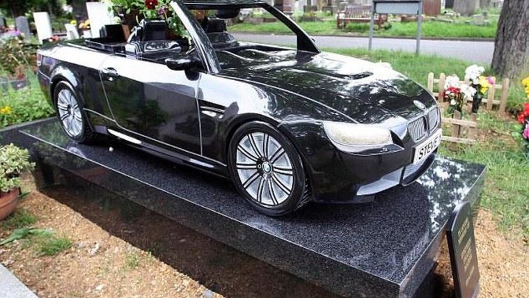 Памятник машина на кладбище