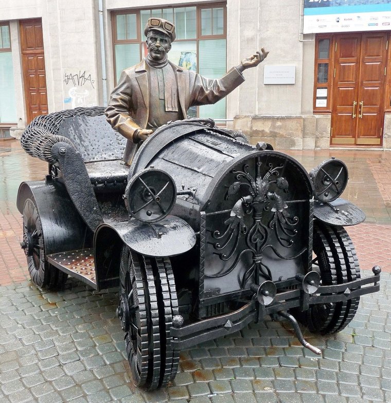 Скульптура автомобиля