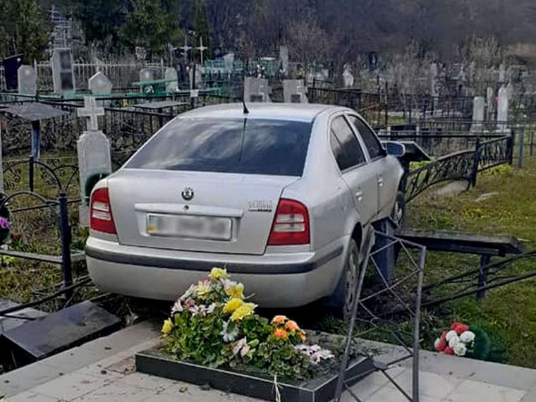 Могила с машиной