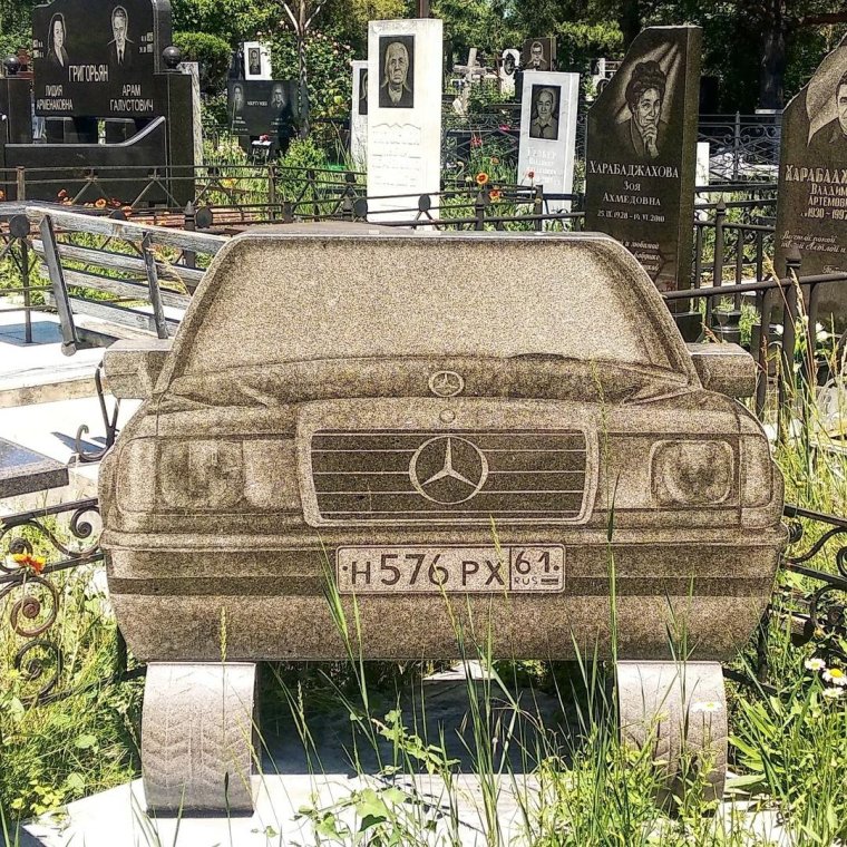 Надгробие в виде машины