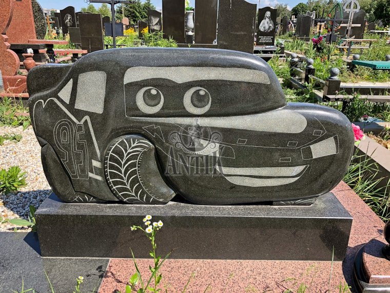 Памятник в виде автомобиля