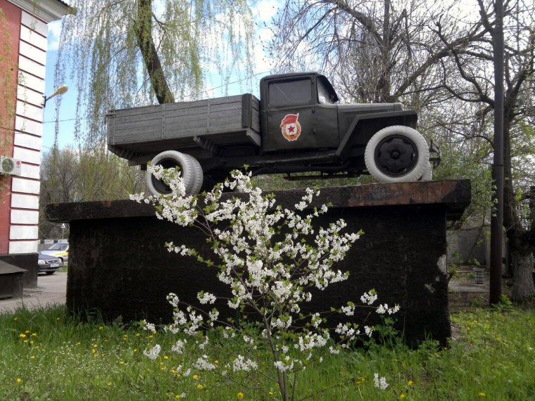 Памятники машинам