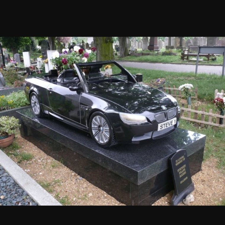 Надгробный памятник с Мерседесом