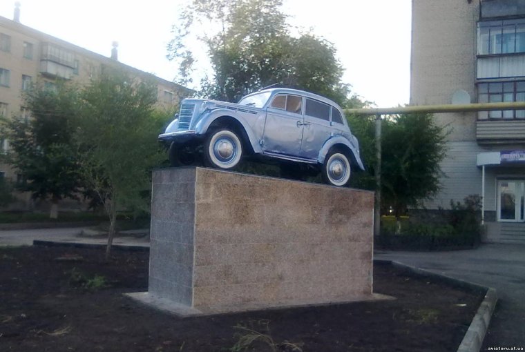 Памятник-автомобиль "Москвич - 401" Еманжелинск