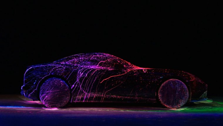 Aston Martin красный