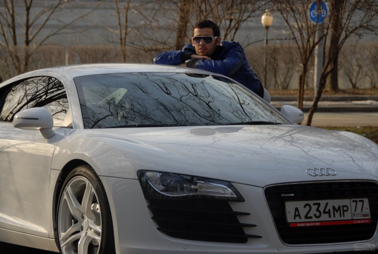 Парень на Audi