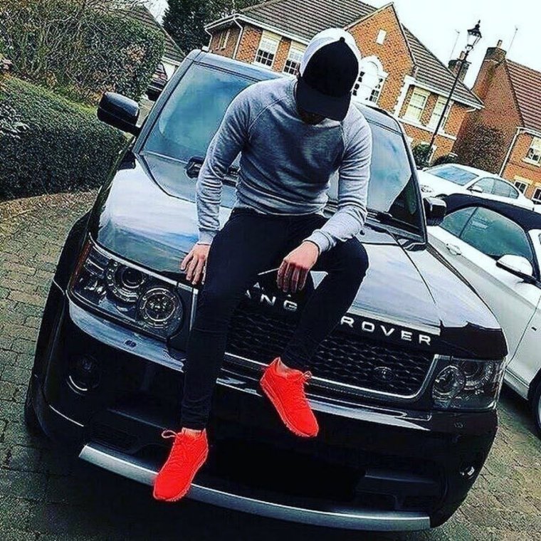 Пацан возле машины