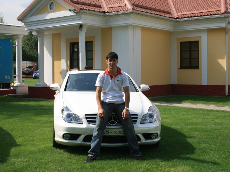 Мальчик смотрит на машину за витриной