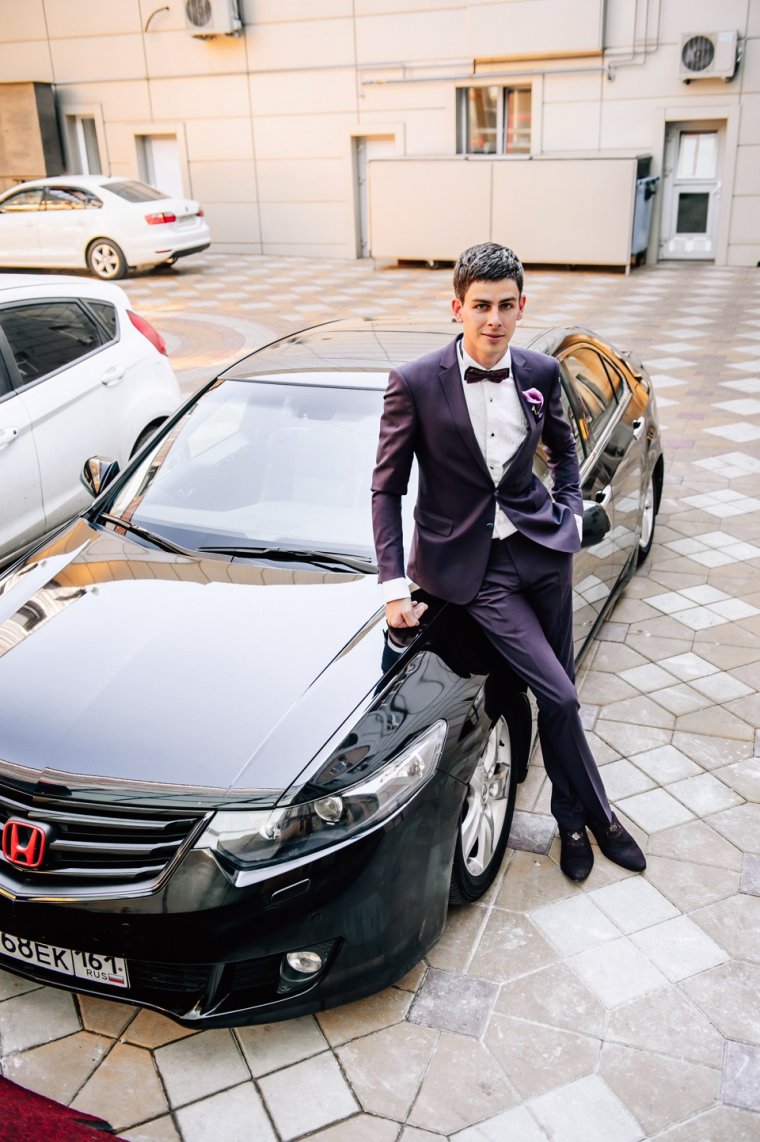 Восточный парень с машиной