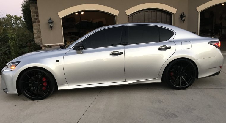 Серебристая машина на черных дисках