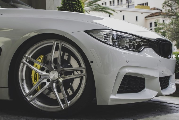 Белые диски на серебристой машине