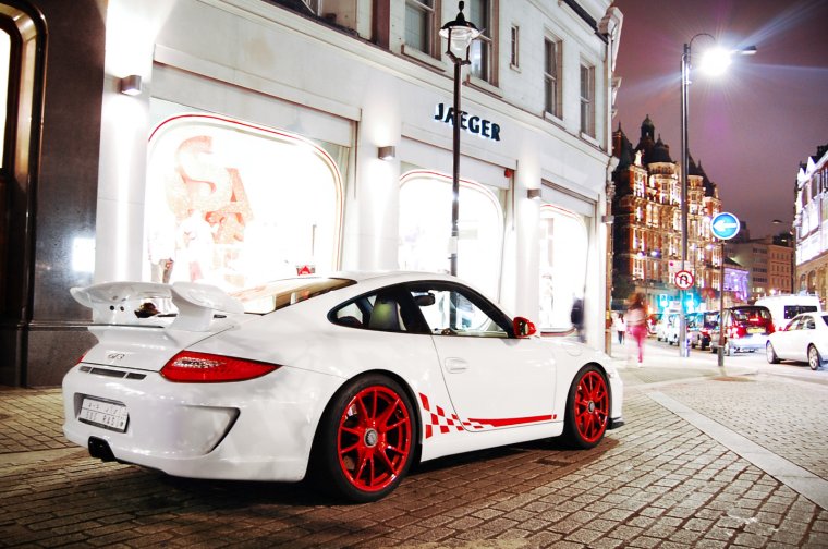 Порше 911 белый с красными дисками