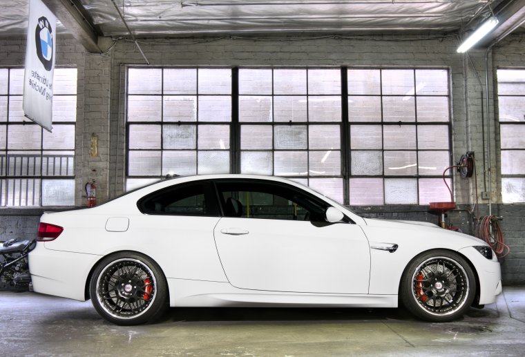 Серые диски на белой машине