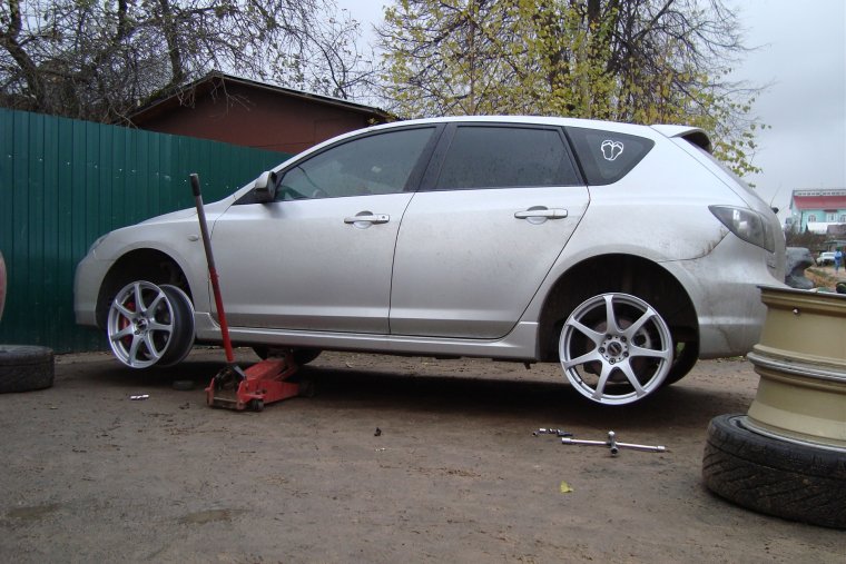 Литье на серебристую машину