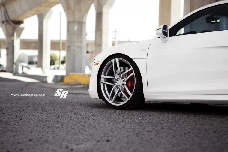 Матовые диски на белой машине