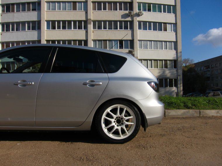 Белые диски на серебристой машине