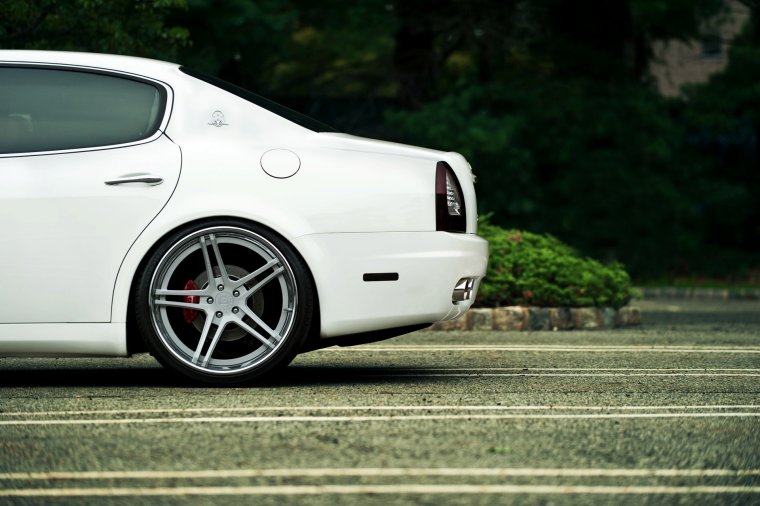 Диски на белой машине