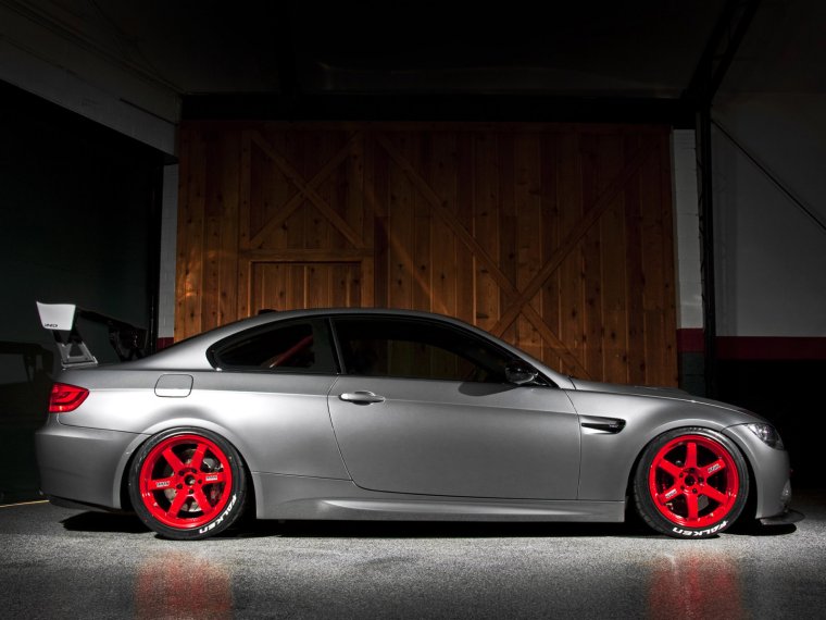 Черные диски на серебристой машине