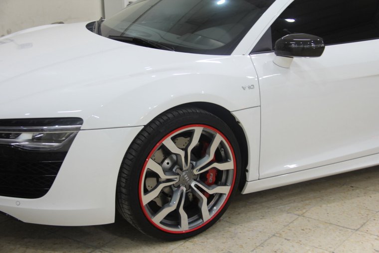 Белые диски на белой машине