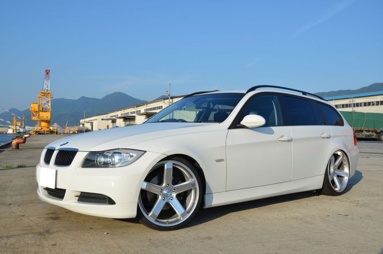 Белые диски на серебристой машине