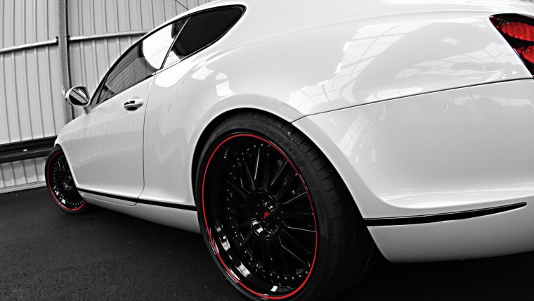 Серые диски на белой машине