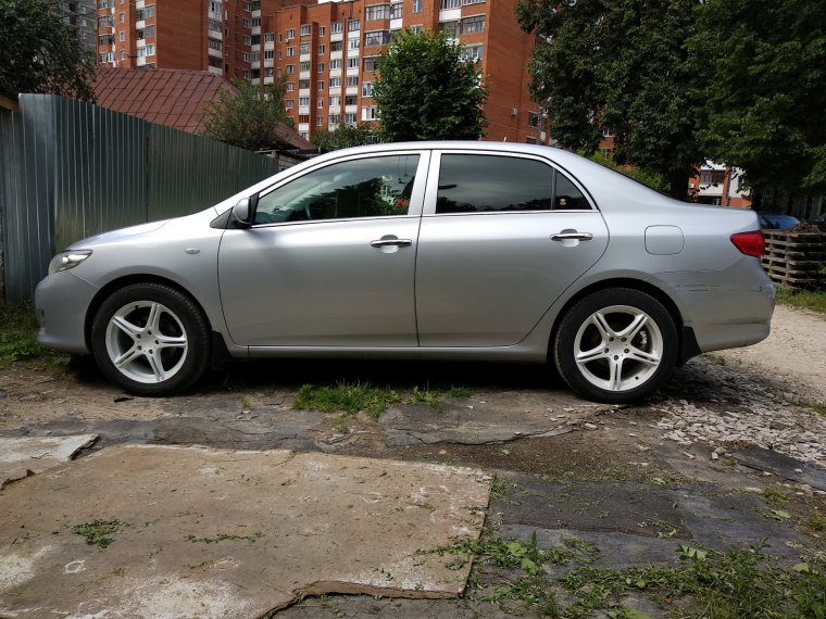 Серебристая Corolla r17