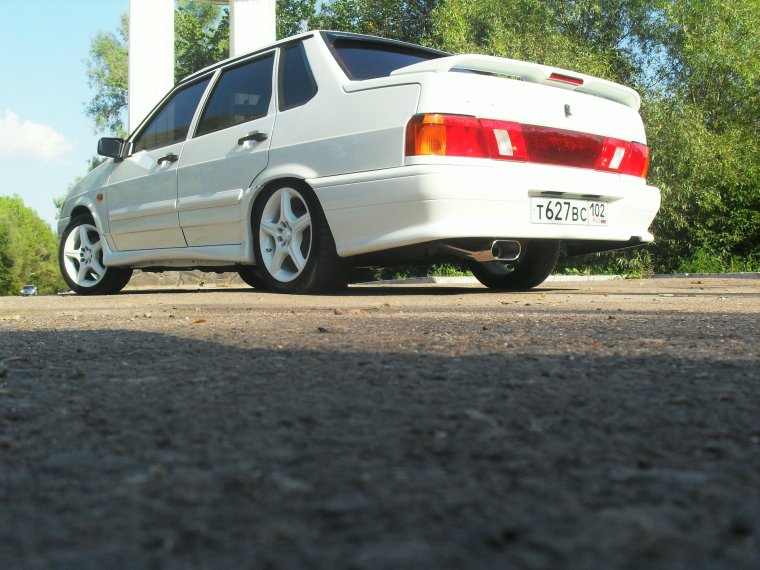 ВАЗ 2115 белая зад