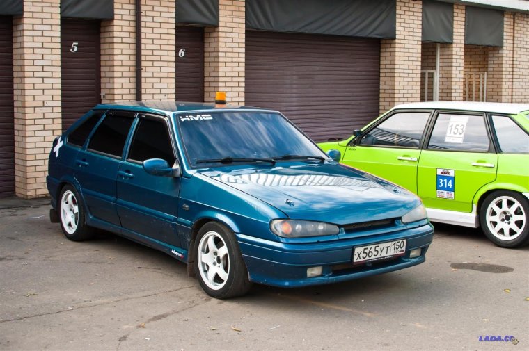 Пятнашка машина спортивная