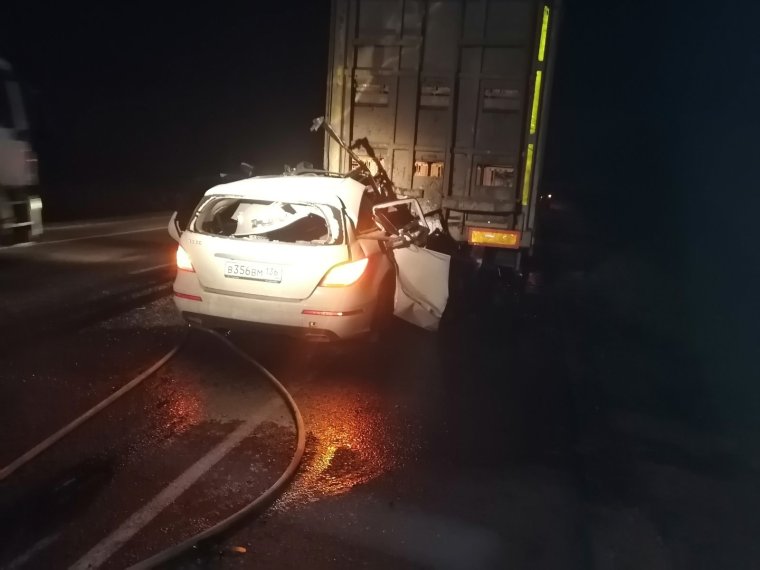 Разбитая машина на трассе ночью