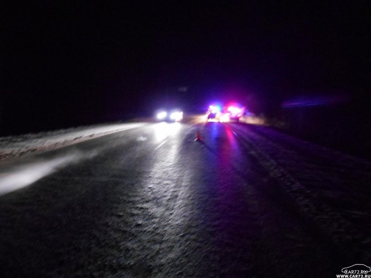Машина на трассе ночью