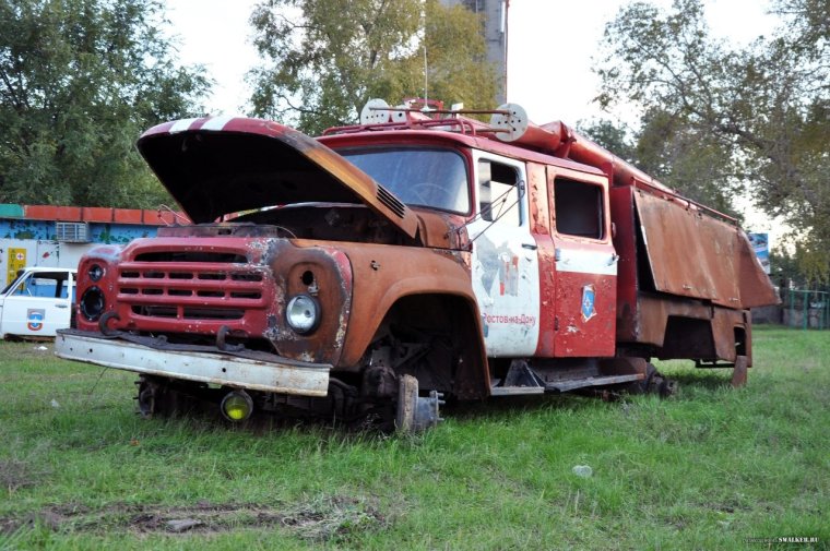 Ржавый пожарный ЗИЛ 130