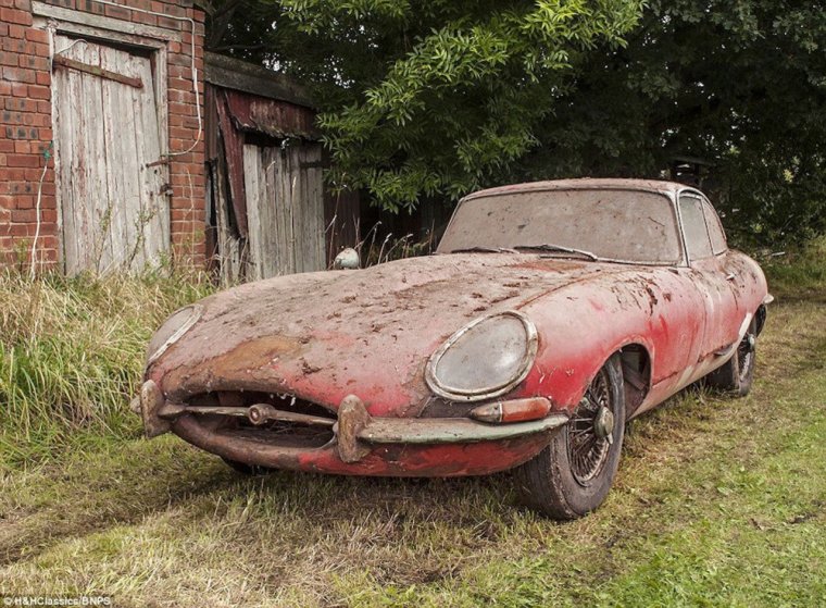 Старое ржавое авто