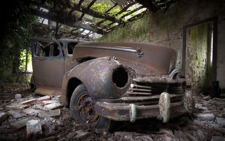 Разрушенный автомобиль