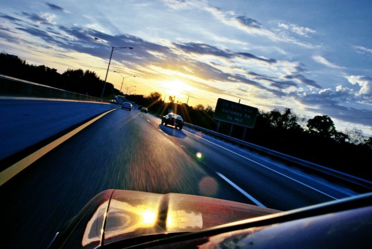 Машина едет по ночному городу